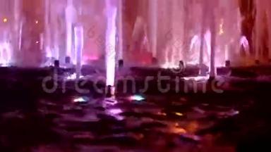 喷泉以紫罗兰色照明